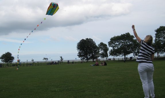 Sarah M6PSK working a kite on 10 metres... of string