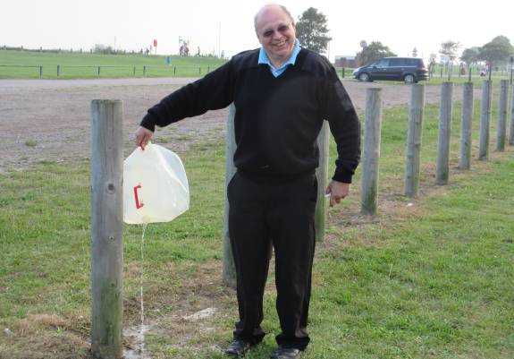 Steve 2E0UEH giving an ant the Ice Bucket Challenge