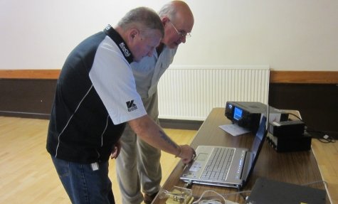 Gwyn G4FKH demonstrating Logger32 to John G8DET