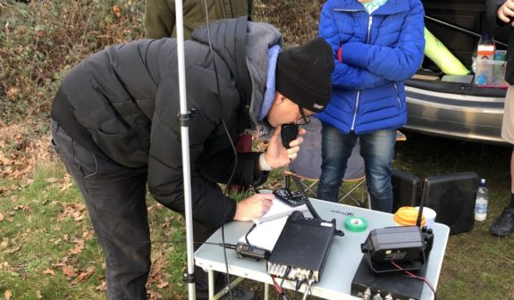 Andrew M0ONH working a Canadian contester pile-up on 20m, for a couple of passers-by