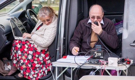 Steve 2E0UEH working the ARRL contest, supervised by Sarah (Photo: Jakub 2E0FTX)