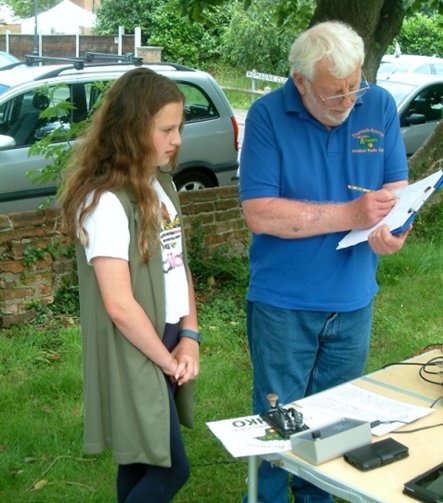 Chris G0EKN helps a visitor with a Morse message